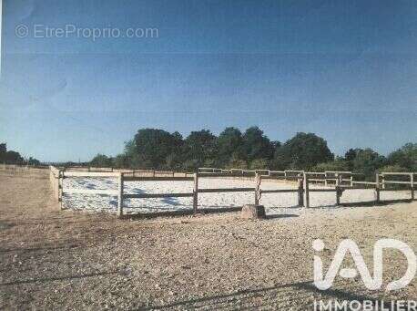Terrain 8880 m² à Villeneuve-Sur-Yonne  - photo 3