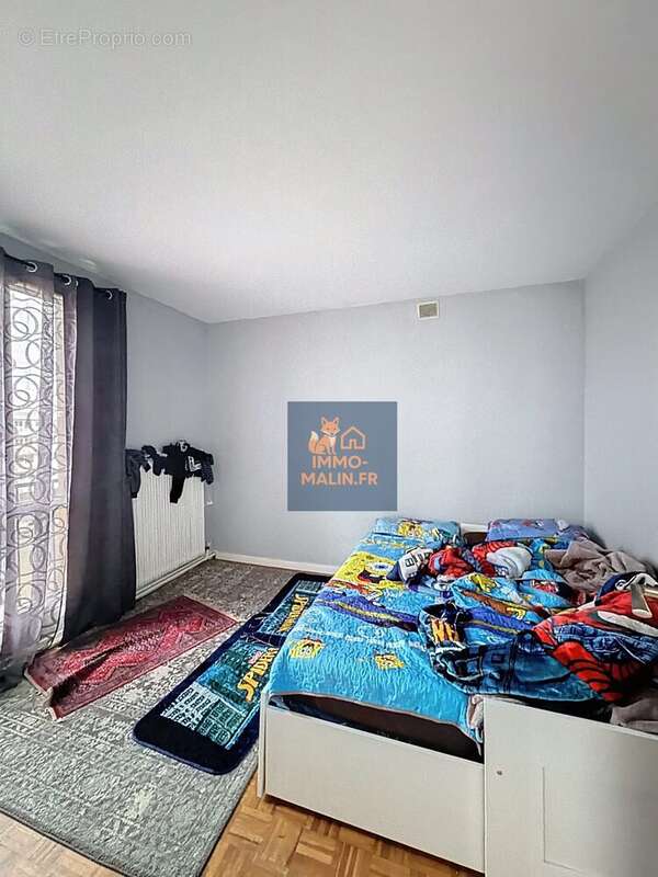 Chambre 1 - Appartement à CHOISY-LE-ROI