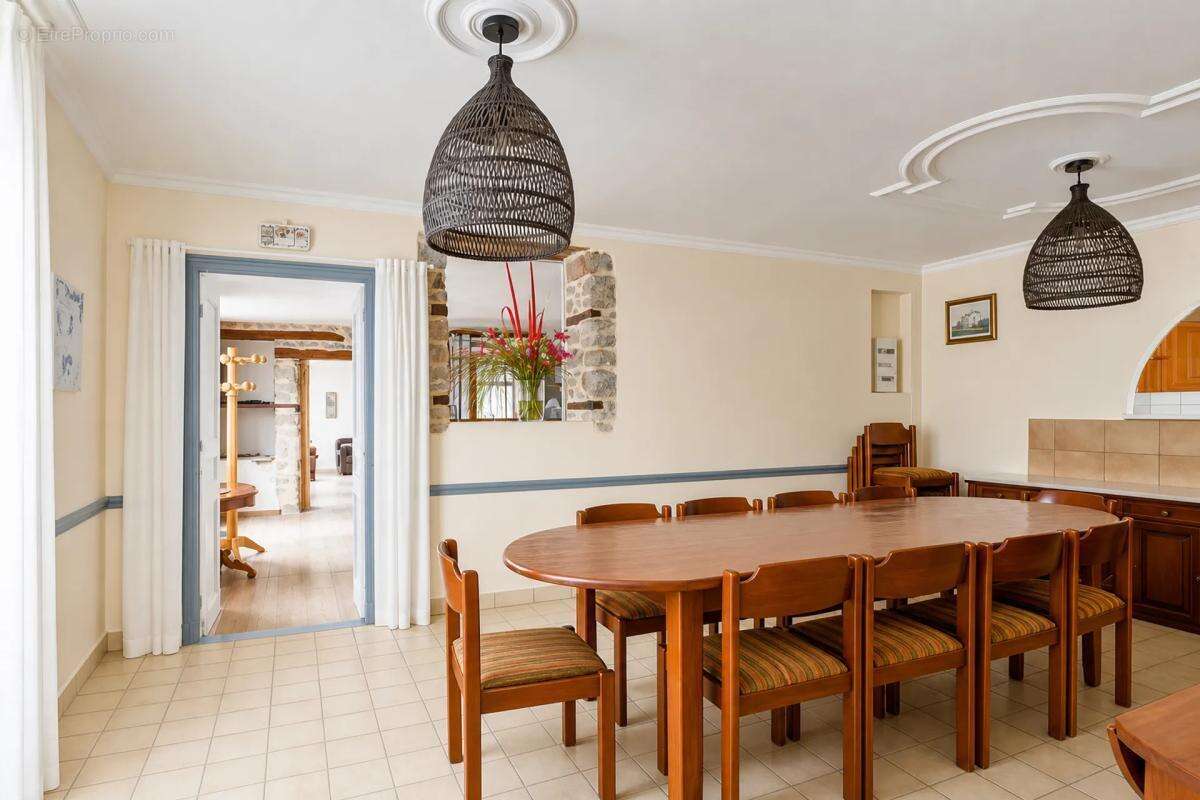 Maison spacieuse de 469 m² à Marsac, 16 pièces - photo 9