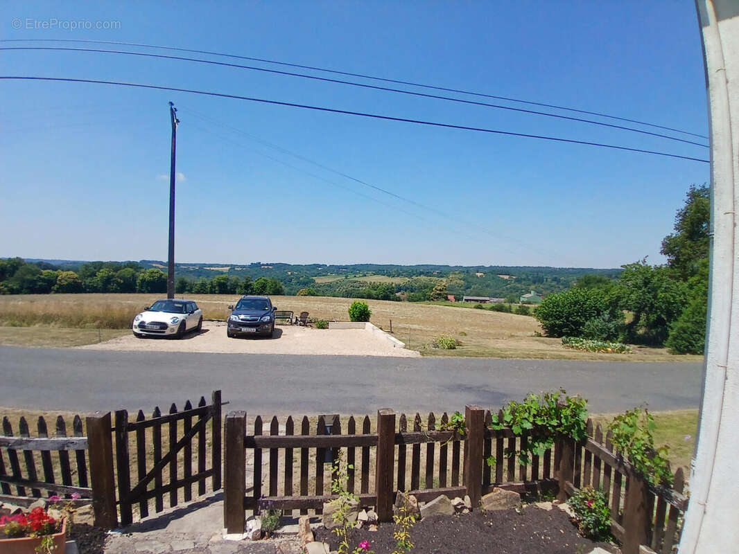 Parking - Maison à JUMILHAC-LE-GRAND