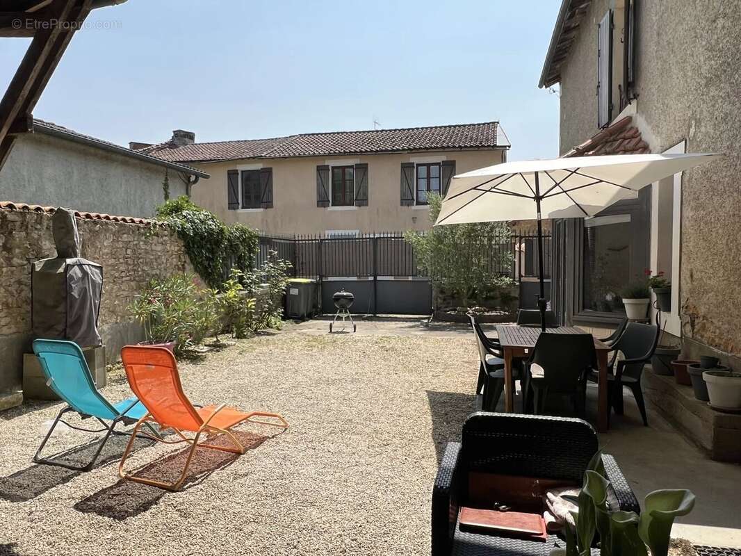 Maison à CHAMPAGNE-SAINT-HILAIRE