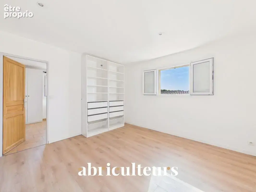 Appartement T4 de 107 m² avec entrée indépendante en vente à Grans (13450) - photo 5