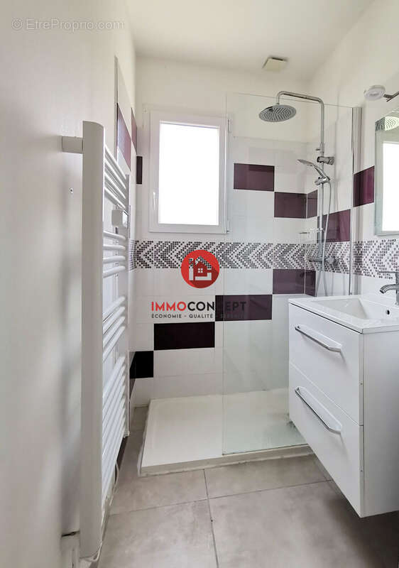 Maison à LAUDUN-L'ARDOISE