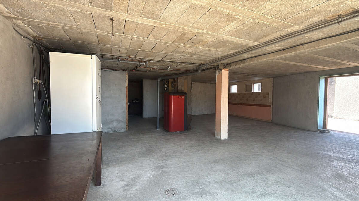 Maison familiale avec piscine et terrain de 1 580 m2 partiellement constructible - photo 10