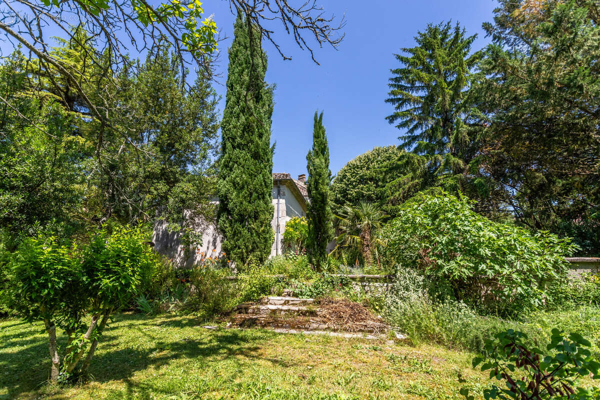 Village house with garden and garage - photo 2
