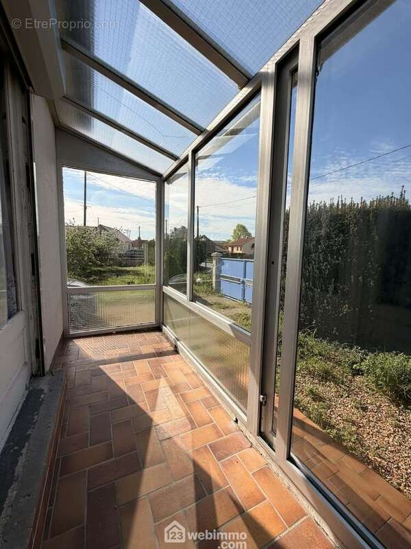 Vous apprécierez l'accès sur une véranda lumineuse - Maison à ATHIES-SOUS-LAON