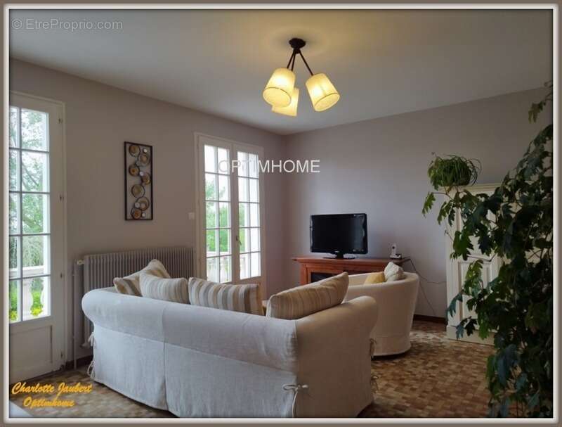 Maison à MONTMOREAU-SAINT-CYBARD