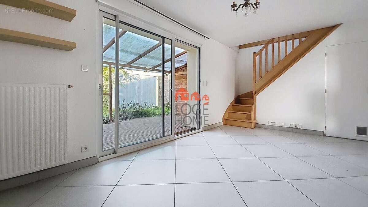 Espace salon - Maison à COURCELLES-LES-LENS