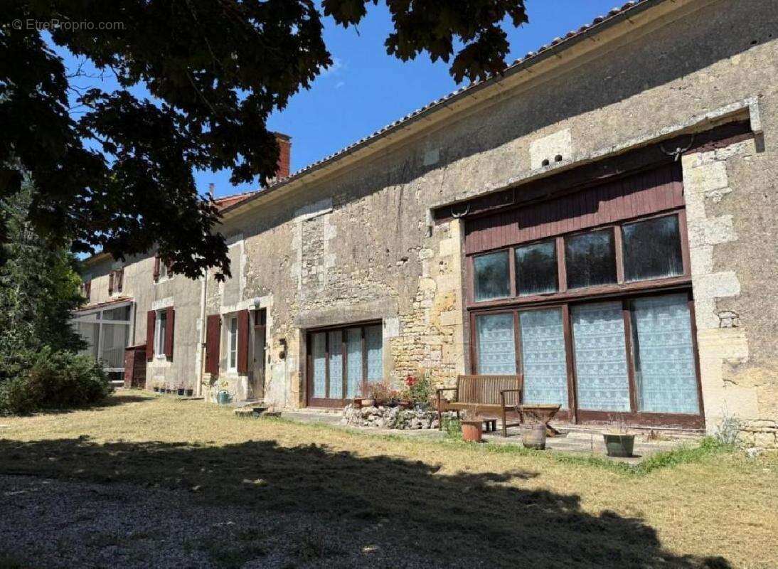 Maison 183 m² à Villefagnan  - photo 4