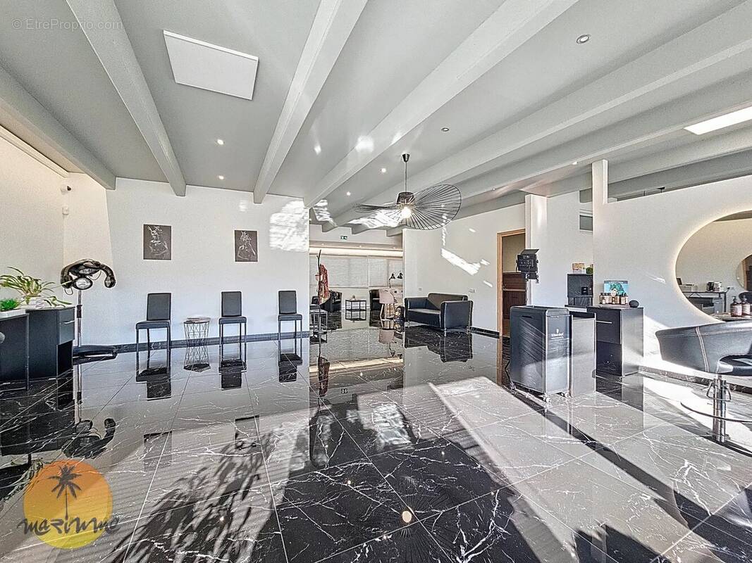 Commerce à LA GAUDE