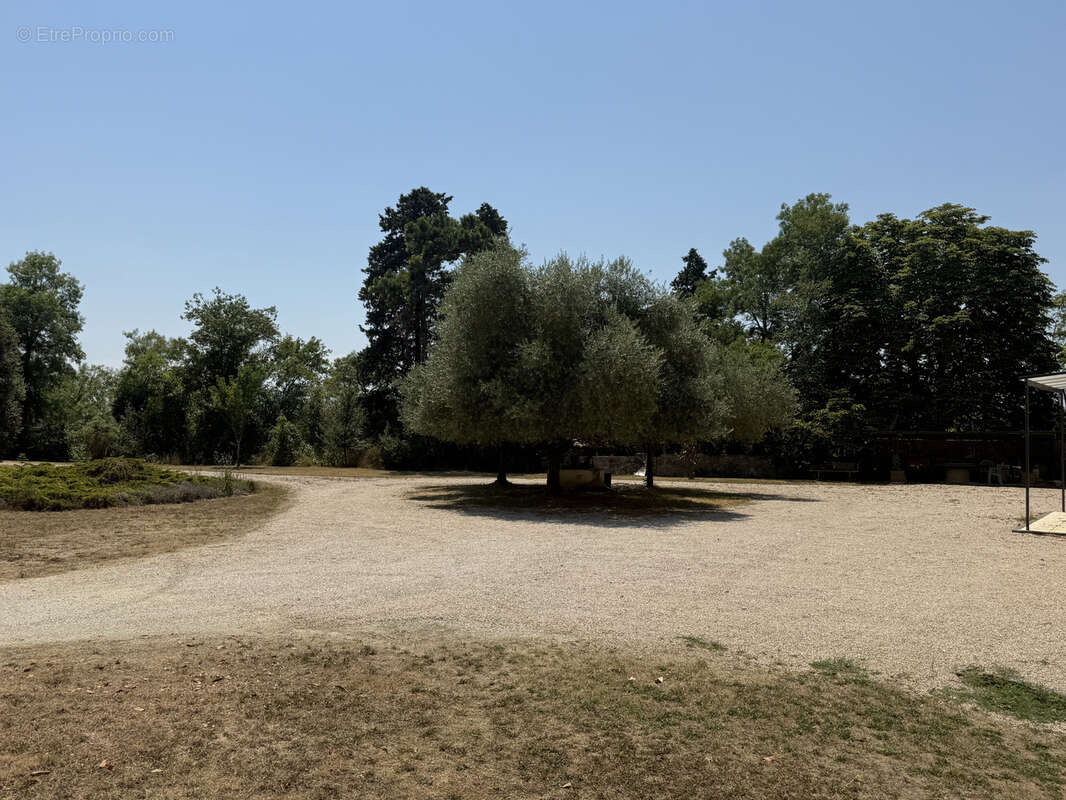 Propriété de caractère sur près de 4 hectares avec deux habitations et vastes dépendances - photo 3