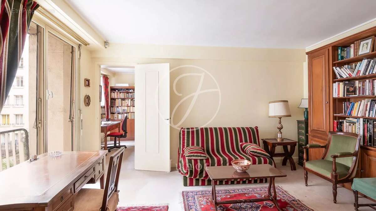 Appartement à PARIS-16E