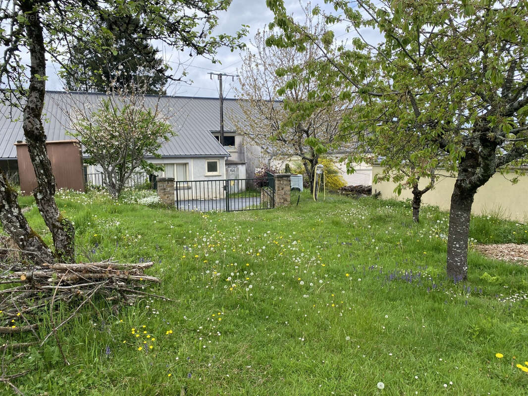 Terrain à ARNAC-POMPADOUR