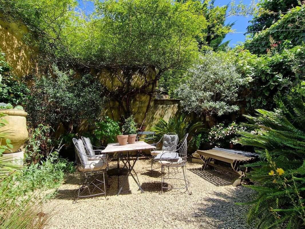 Demeure de charme avec Patio, piscine, tour au toit de lauze et jardin bucolique. - photo 8