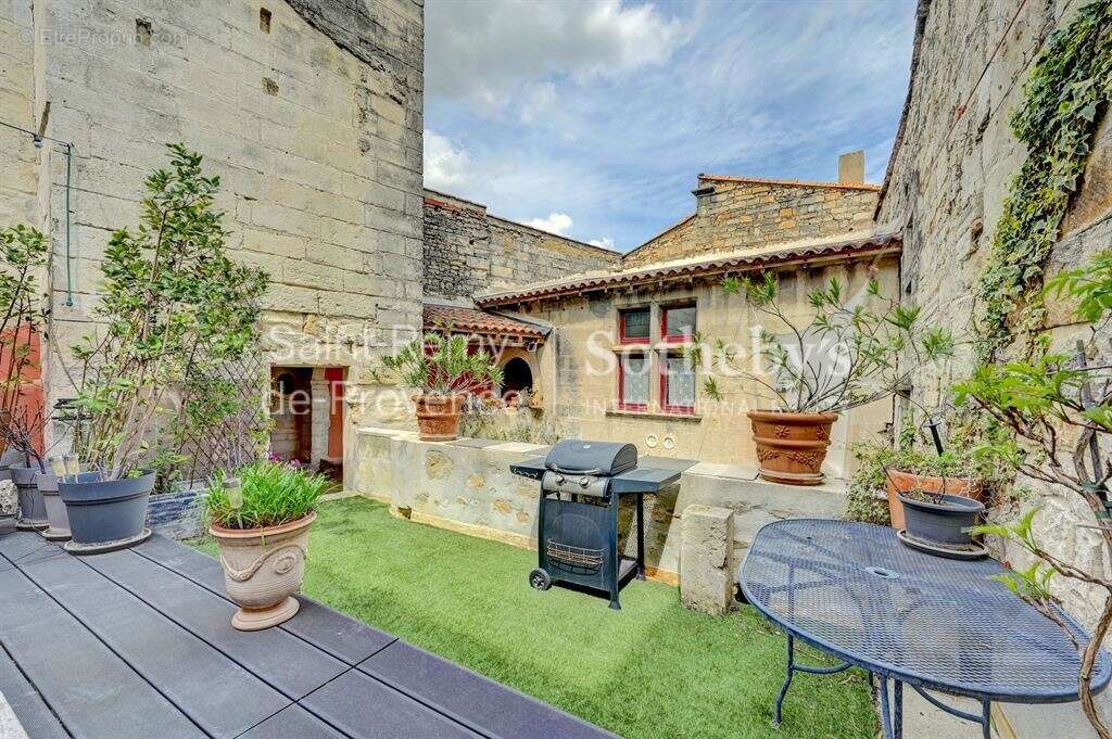 Situé proche d'Avignon, Arles et Saint Rémy de Provence, superbe Hotel particulier du XVème siècle - photo 3