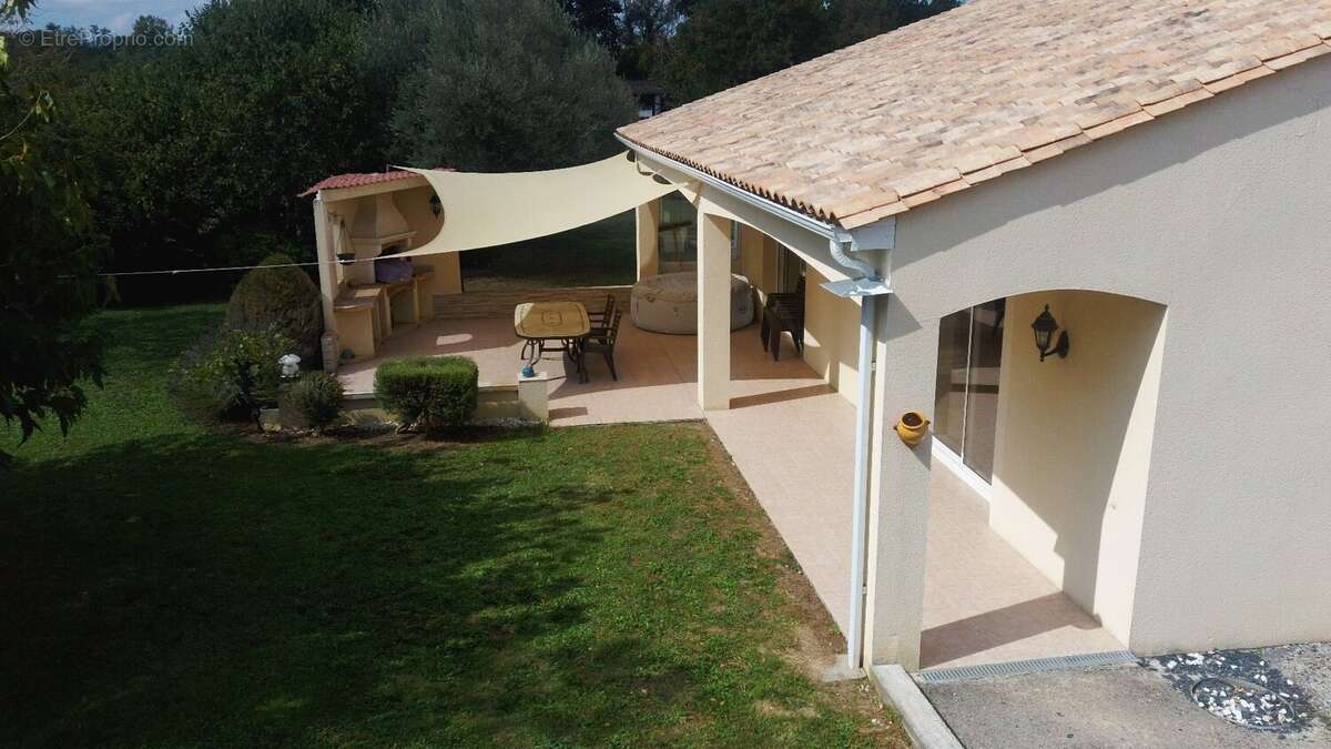 Maison à SAINT-MEME-LES-CARRIERES
