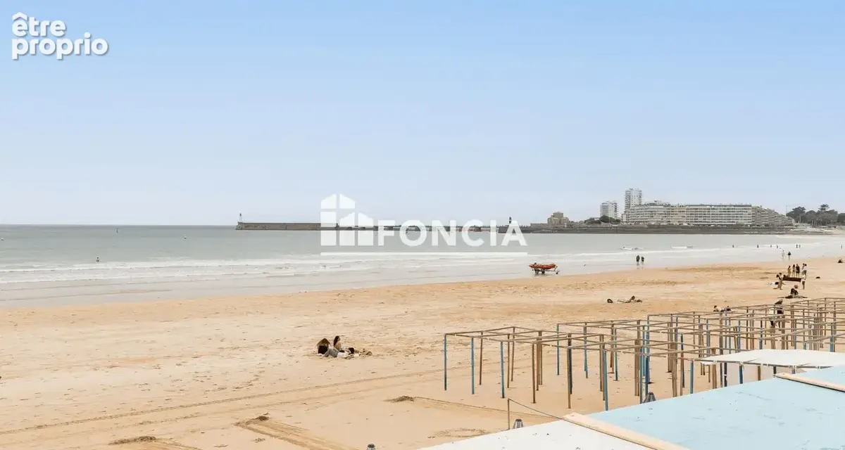 LES SABLES D'OLONNE CENTRE PLAGE - Appartement T2 avec grand balcon et vue latérale mer dans résidence de caractère - photo 10