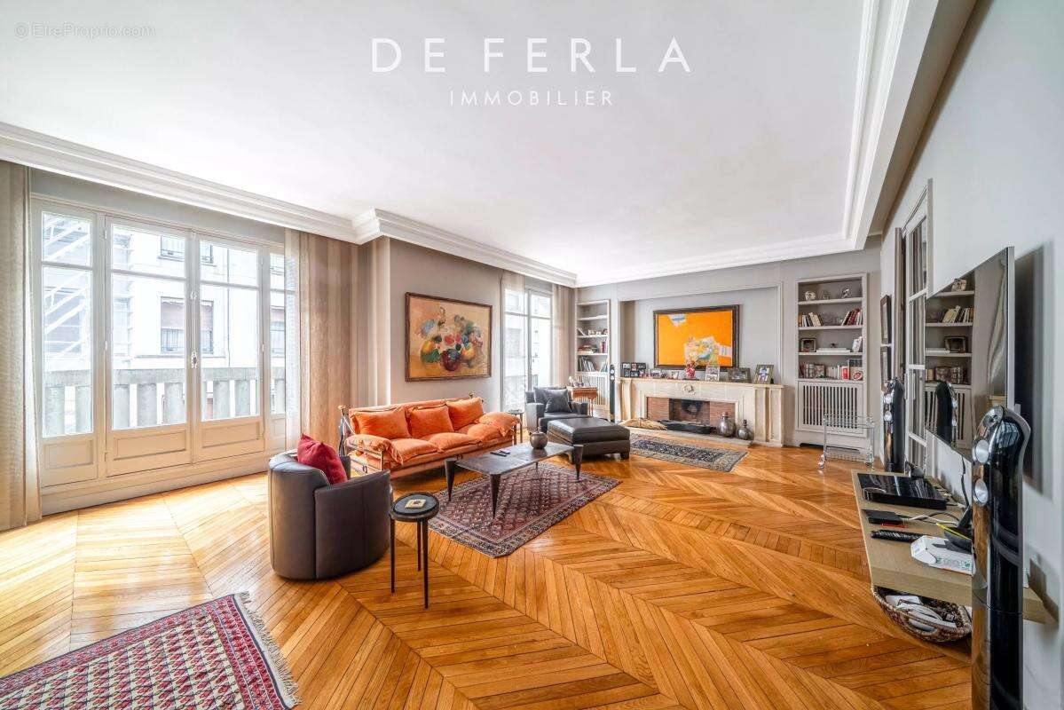 Appartement à PARIS-16E