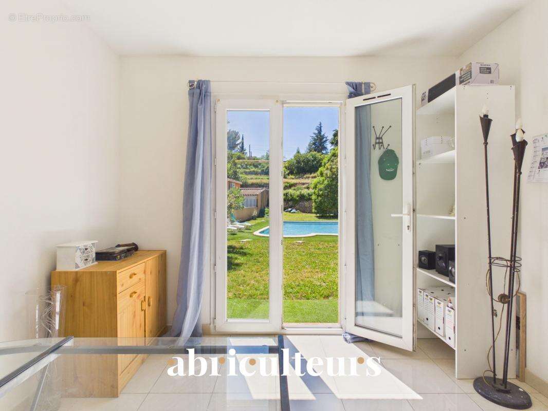 Maison familiale 5 chambres avec piscine sur terrain de 1 600 m² à Saint-Chamas (13250) - photo 8