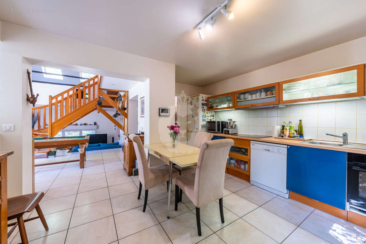 Maison familiale de 212 m2   5 chambres, dépendance, jardin arboré et gare de Melun à proximité - photo 10