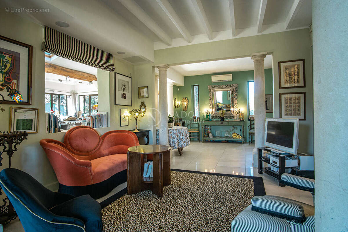 Propriété d'exception à vendre avec vue sur le château de Lagnes . - photo 7