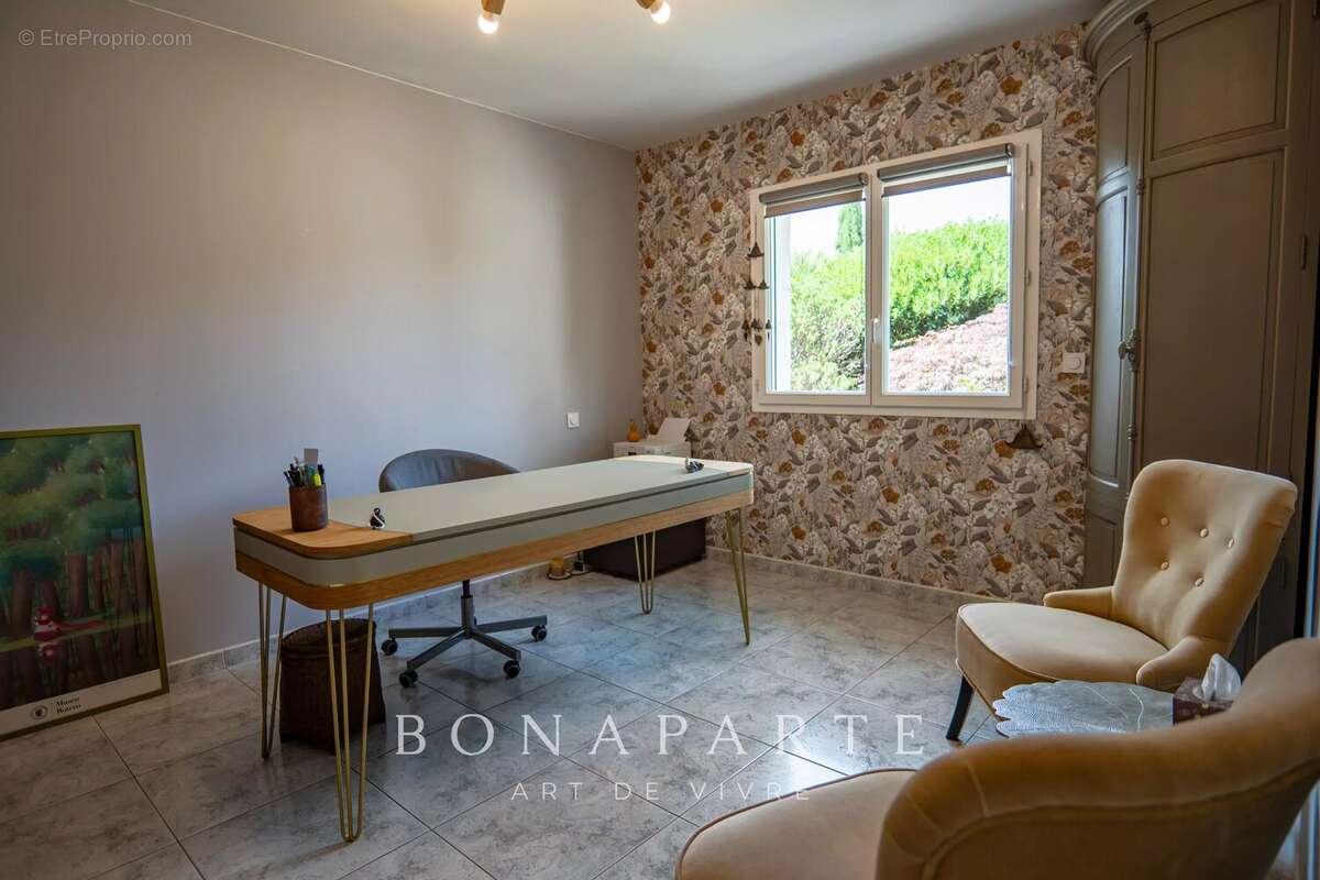 MONTARDON - Maison familiale rénovée avec piscine et vue dégagée - photo 9