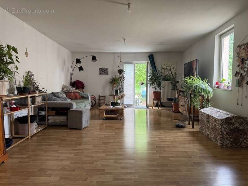 Appartement à MAIZIERES-LES-VIC