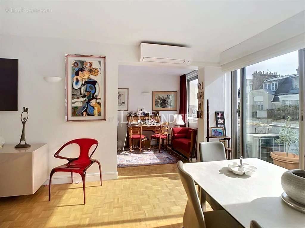 Appartement à PARIS-16E
