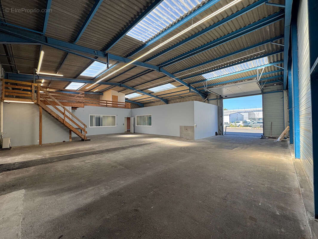 A VENDRE : Très beau Batiment d'activité 855 m2 (RDC 635 + étages 220) situé au NORD de NANTES - photo 6