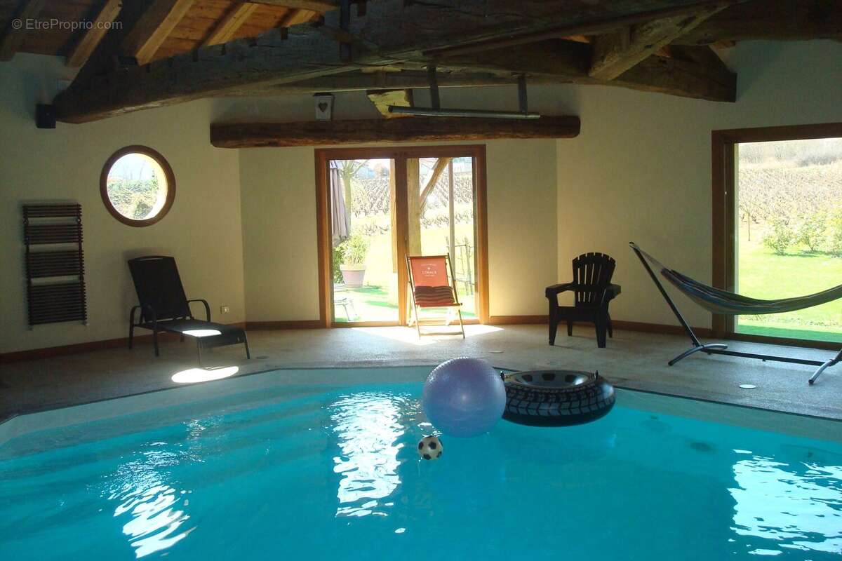 Sécurisée porte codée  - Maison à CORCELLES-EN-BEAUJOLAIS