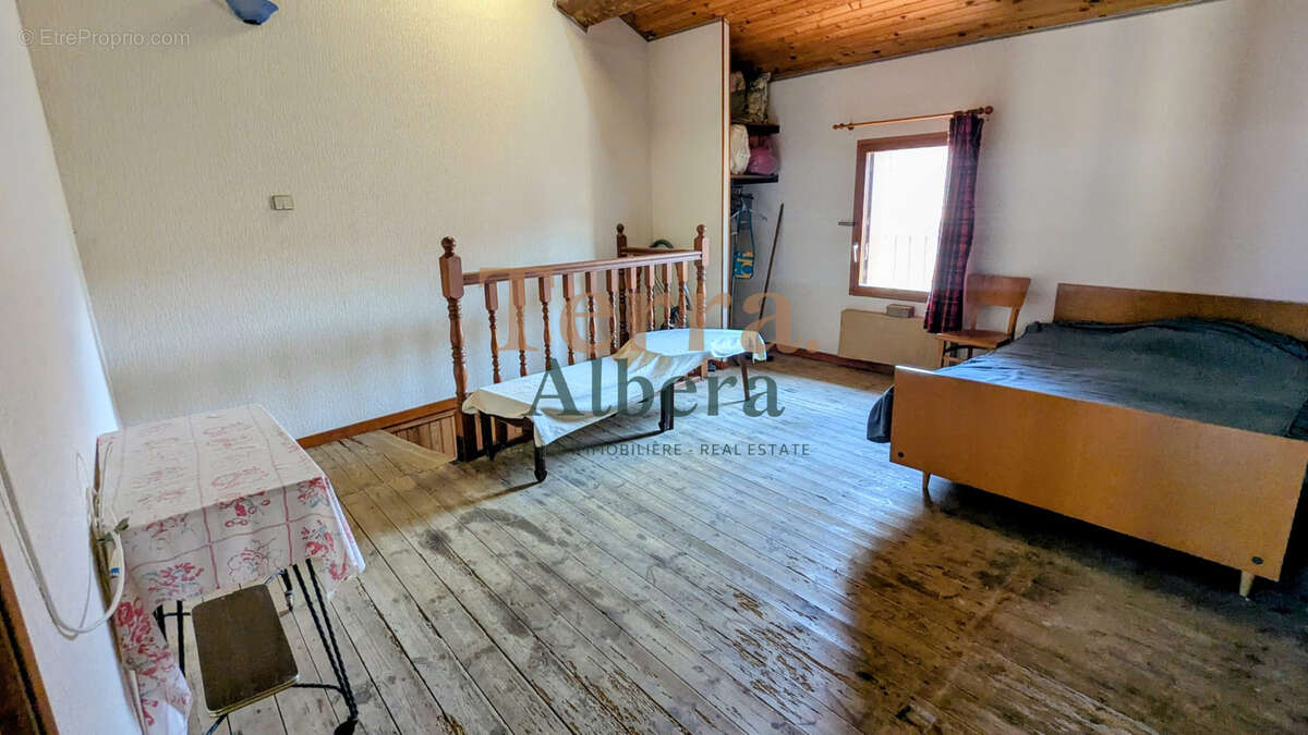 Authentique maison de village avec jardin constructible et beau potentiel - photo 15
