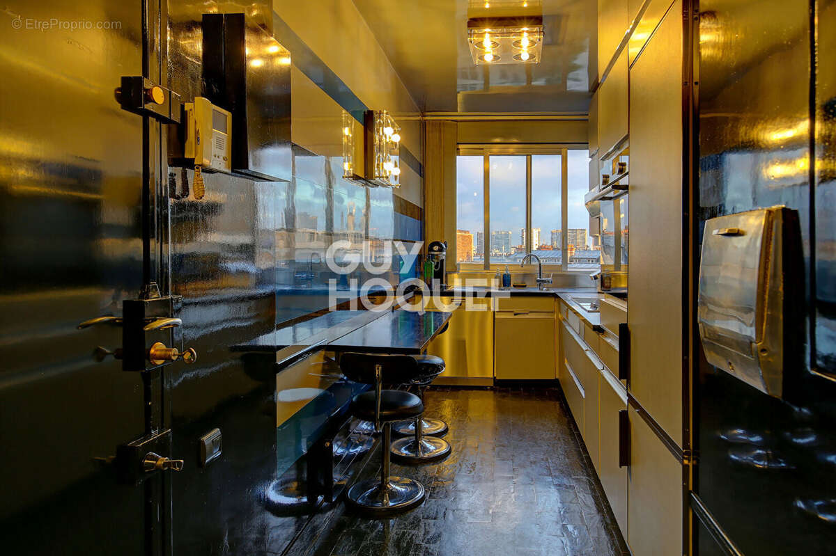 Appartement à PARIS-16E