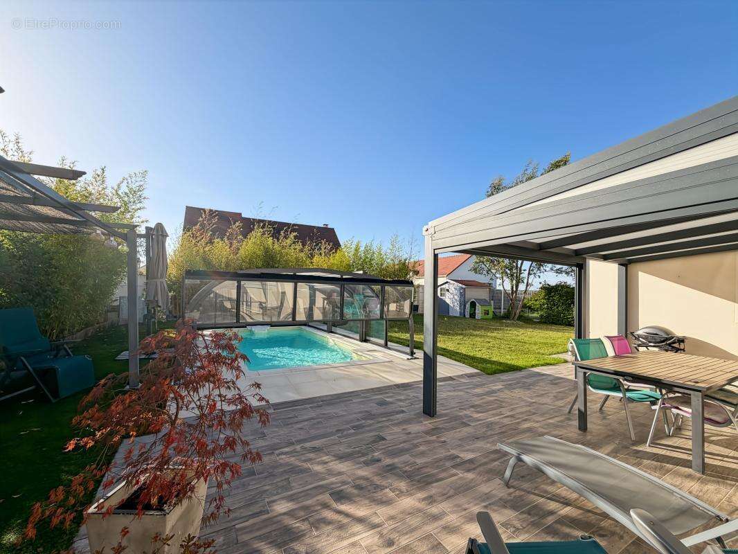 Marcilly-en-Villette – Maison de plain-pied 105 m² avec piscine couverte, jardin sans vis-à-vis et prestations soignées - photo 3