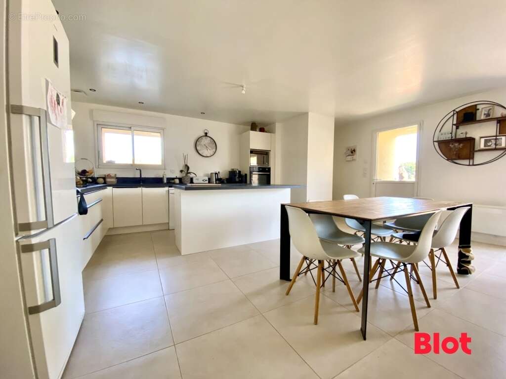 Maison 5 pièces 123 m² à vendre à Montauban-De-Bretagne (35360) - photo 2
