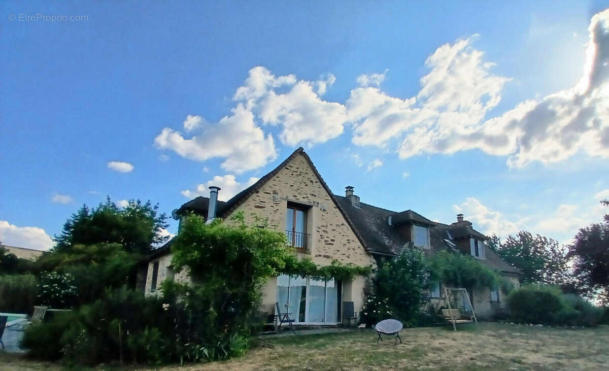 Superbe grange aménagée attenante à une maison en pierre d'origine, avec piscine et vue imprenable. - photo 7