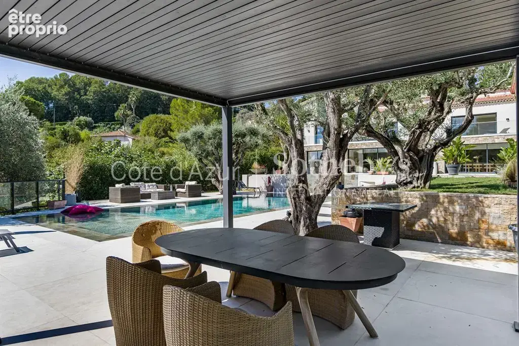 Mougins, propriété familiale rénovée avec piscine, spa et vaste jardin paysager - photo 18