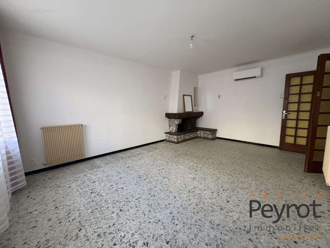 Maison à SAINT-LAURENT-DE-LA-SALANQUE