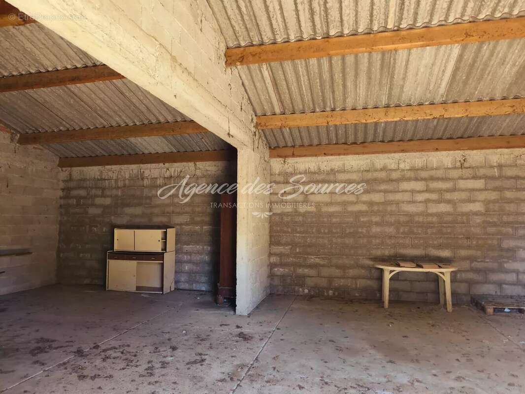 Bastide en pierre de 100 m² à rénover sur 3.3 hectares à Esparron. - photo 4