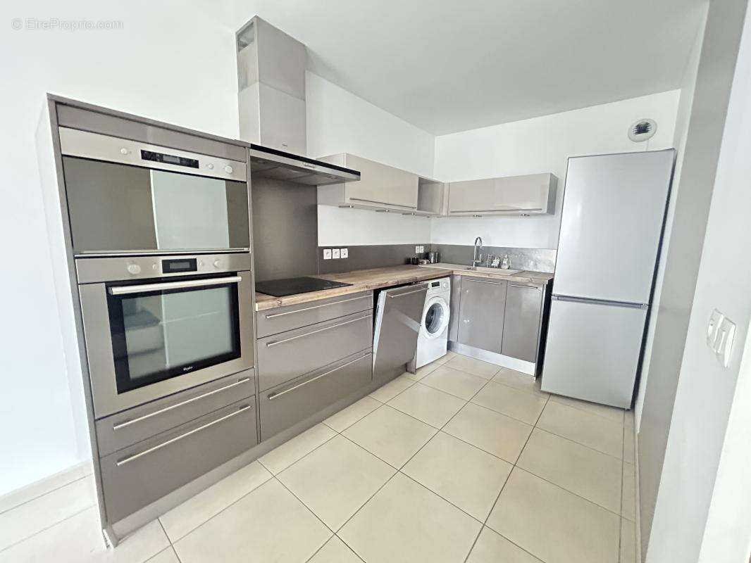 A vendre 13008 T3 traversant avec terrasse et parking - photo 5