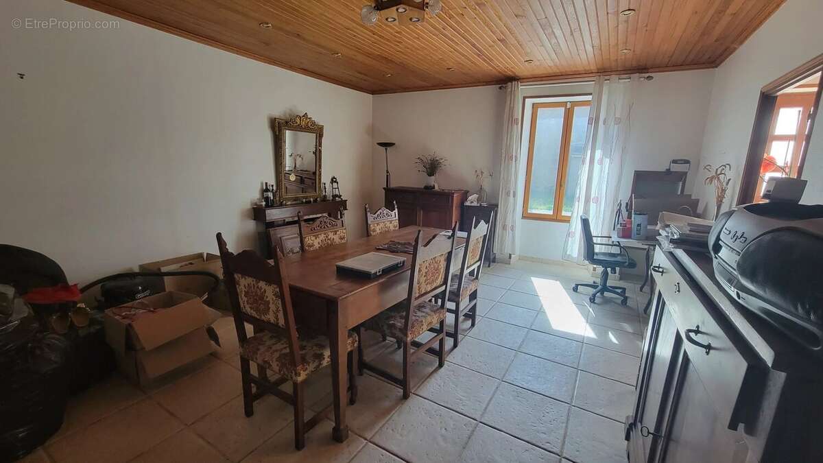 Maison à COURCOME