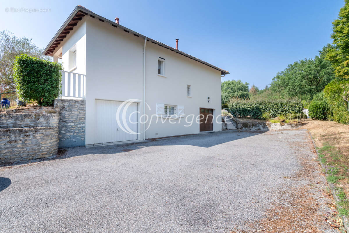 Maison de plain-pied de 105m2 avec garages, jardin et dépendances - photo 19