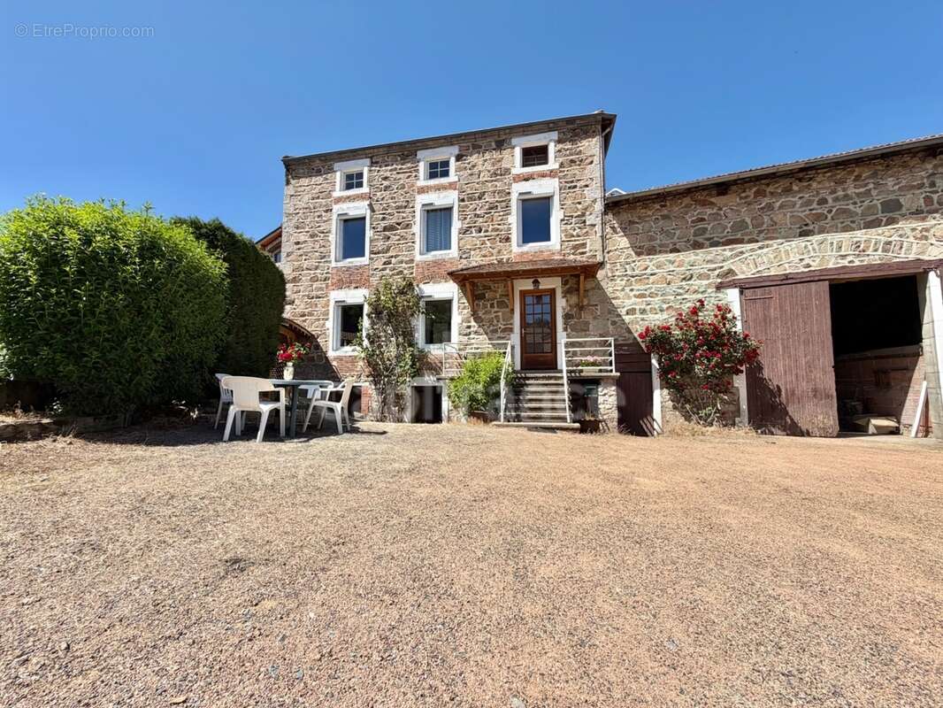 Maison de bourg de 100 m2, 3 chambres, terrain attenant de 371 m2 + 2450 m2 indépendant, 200 m2 de dépendances, caves, fibre opt - photo 17