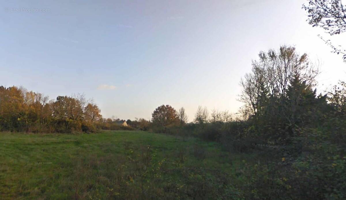 Terrain à SAINT-CYBRANET