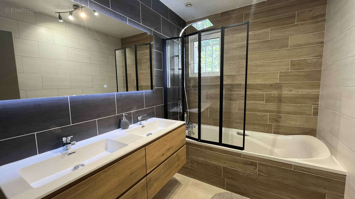 Maison à SAINT-MARCEL-DE-CAREIRET