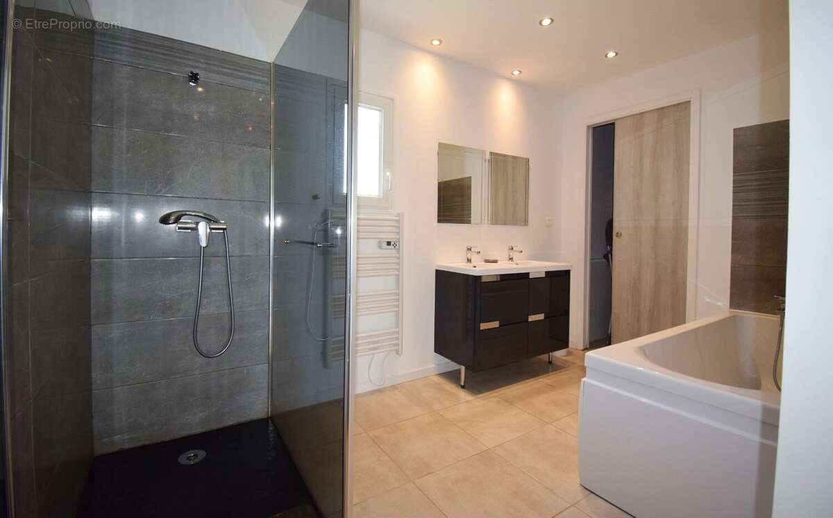 Maison à SAINT-CLEMENT-DE-REGNAT