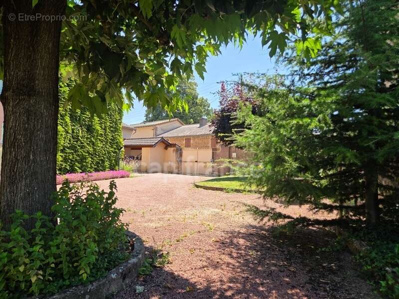 Charme de l'ancien : Maison familiale avec jardin, offrant 240m2 de surface totale au sol - photo 2