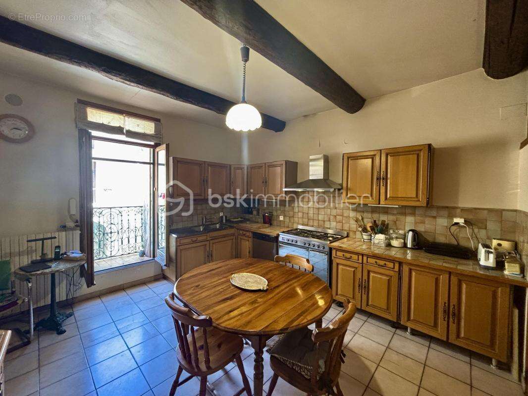 Maison de village de caractère – 210 m², fort potentiel, garage et dépendances - photo 3