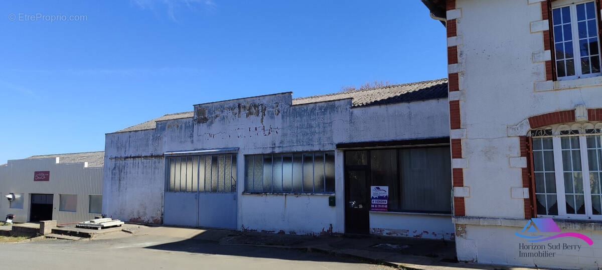 façade garage - Maison à PREVERANGES