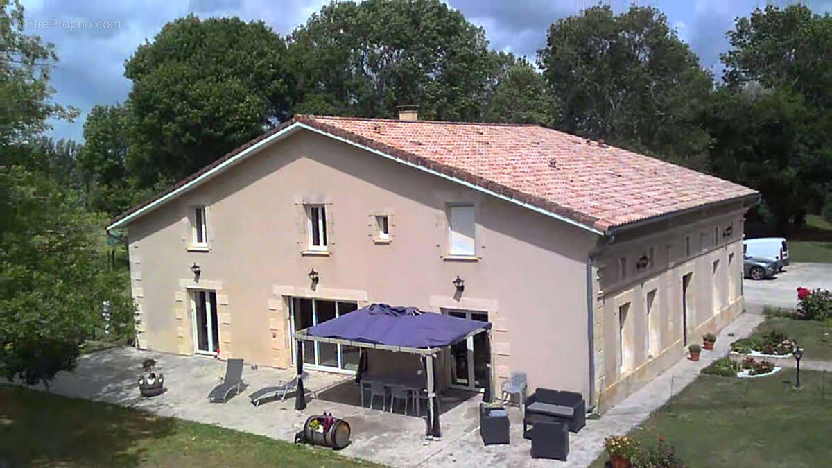 Maison à SAINT-CHRISTOLY-DE-BLAYE