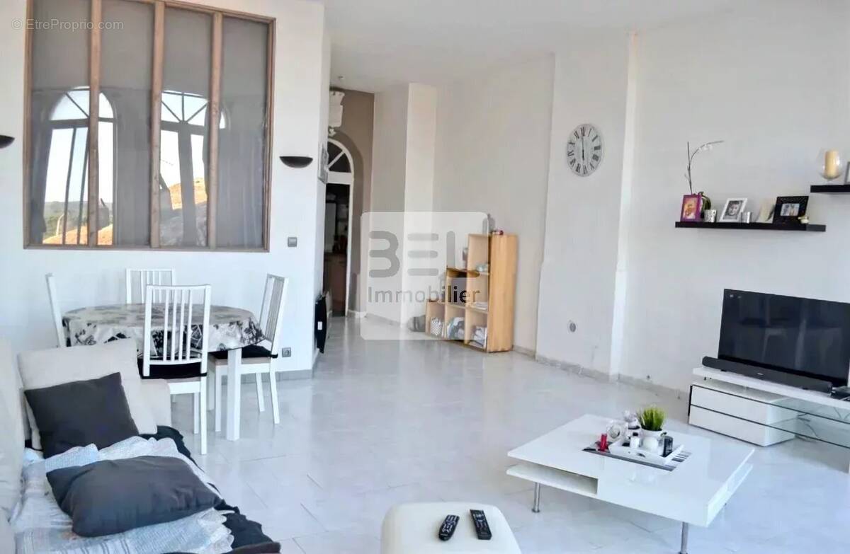 Appartement à LAUDUN-L'ARDOISE